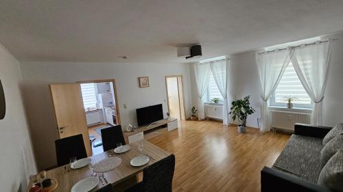 TV a/nebo společenská místnost v ubytování Gemütliche zwei Zimmer Wohnung am Rhein