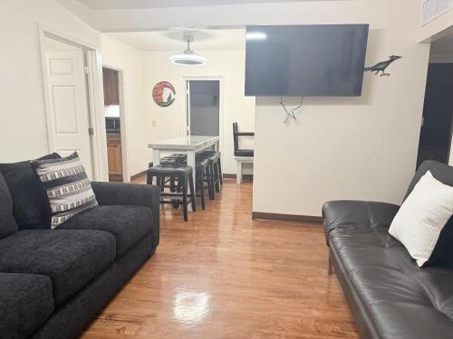 una sala de estar con un sofá y una mesa en Mins from the UofA & Downtown 4BR 2BA Entire Home, en Tucson