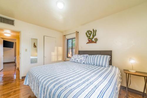 Postel nebo postele na pokoji v ubytování Mins from the UofA & Downtown 4BR 2BA Entire Home