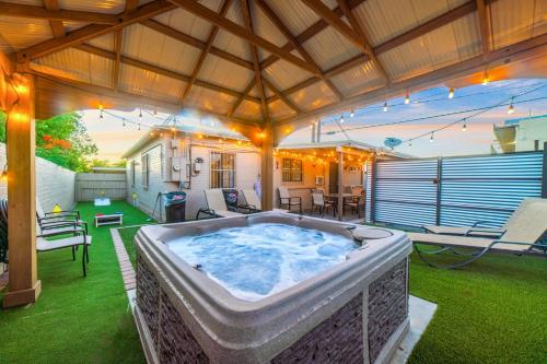 土桑Mins from the UofA & Downtown 4BR 2BA Entire Home的房子后院里有一个大型热水浴缸