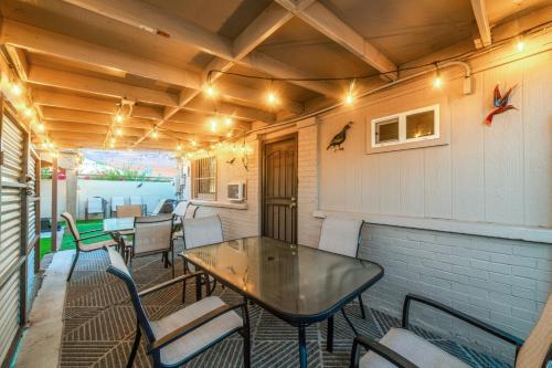 Posezení v ubytování Mins from the UofA & Downtown 4BR 2BA Entire Home