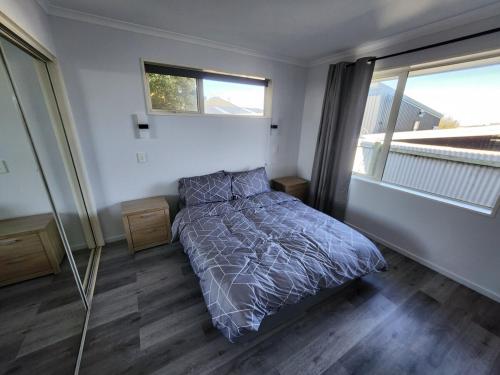 Ένα ή περισσότερα κρεβάτια σε δωμάτιο στο 2 bedroom whole house 1 Queen 2 Single bed