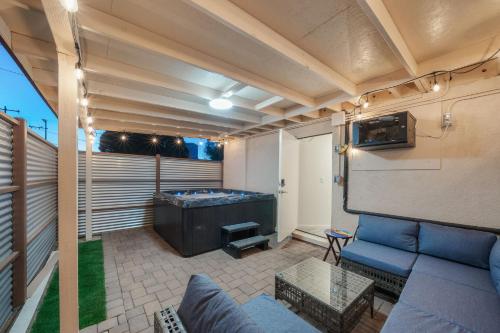 土桑3BR 2BA Comfy Home with Jacuzzi的带沙发和台球桌的客厅