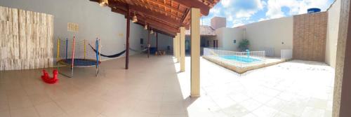 un gran edificio con piscina y gimnasio en Charcara JJC, en Arapiraca