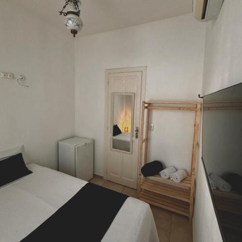 ein kleines Schlafzimmer mit einem Bett und einem Spiegel in der Unterkunft Canto da Lapa in Rio de Janeiro