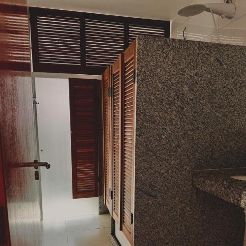 ein Badezimmer mit Holzfensterläden an einer Wand in der Unterkunft Canto da Lapa in Rio de Janeiro