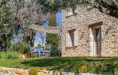 モントルーにあるGorgeous Home In Callianの庭の石造りの家
