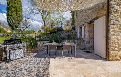 モントルーにあるGorgeous Home In Callianの屋外パティオ(テーブル、グリル付)