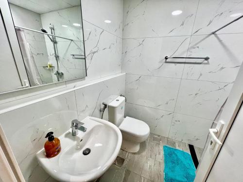 Koupelna v ubytování Karama Apple building