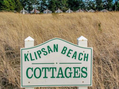 un panneau indiquant les confédérations de plage néo-zélandaises dans l'établissement Klipsan Beach Cottages, à Ocean Park
