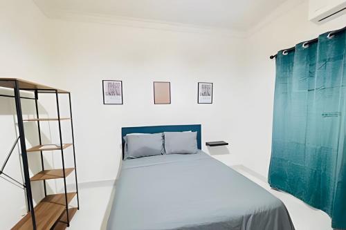 a bedroom with a bed with blue curtains at 02-Hermoso apt en el centro de mty in Monterrey