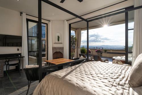 Ένα ή περισσότερα κρεβάτια σε δωμάτιο στο Vista Vieja, 6BR Luxury Villa with Pool & City Views