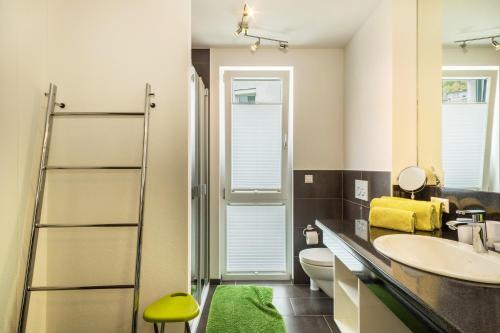 ジプリンゲンにあるFerienwohnung Orchideeの洗面台とトイレ付きのバスルーム