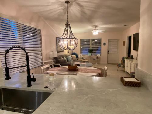 Una cocina con fregadero y una sala de estar. en Relaxing beach getaway just steps to the shore, en Coquina Gables
