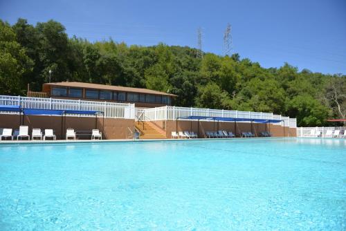 Piscina de la sau aproape de Morgan Hill Camping Resort Cabin 1