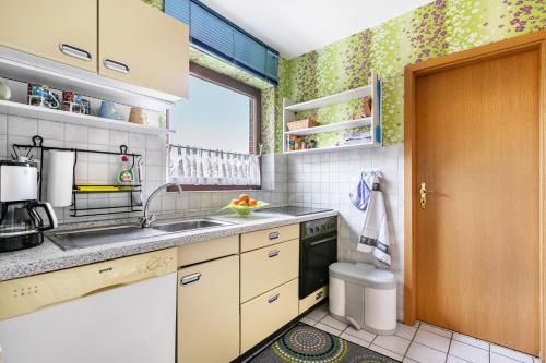 a small kitchen with a sink and a window at Haus Dreeßen in Buchholz