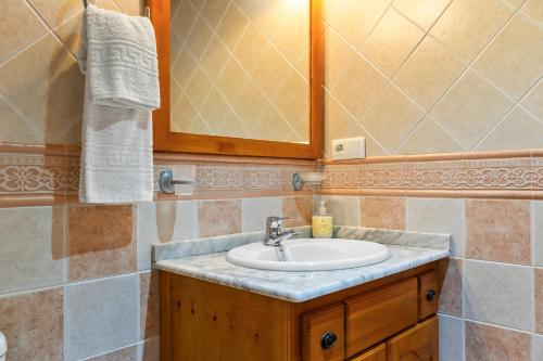 a bathroom with a sink and a mirror at Orandi in Cangas de Onís