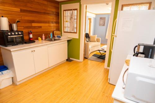 Η κουζίνα ή μικρή κουζίνα στο 3 Bedroom Gardenside Downtown Home