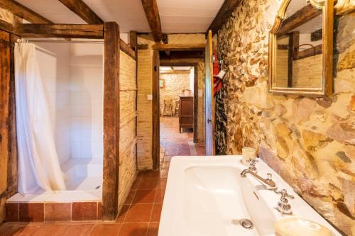 アルカングにあるMaison De Charme Avec Jacuzziのバスタブと洗面台のあるバスルーム