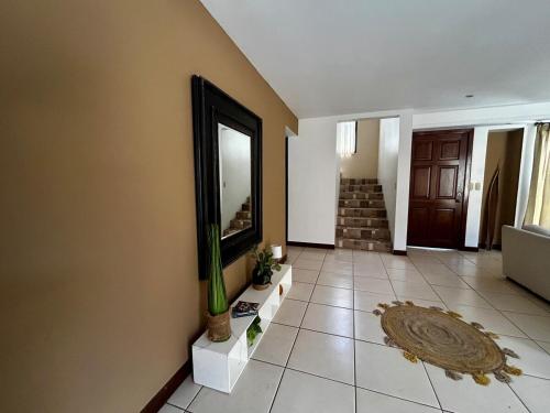 Μια τηλεόραση ή/και κέντρο ψυχαγωγίας στο Escazu 3 BR Home Cozy Spacious Multiplaza y Cima