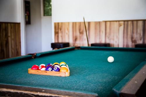 Billiards table sa Morgan Hill Camping Resort Cottage 3