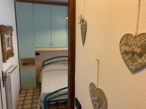 a room with a bedroom with a bed and a mirror at Casa con giardino in Lido delle Nazioni