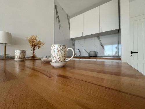 a kitchen with two coffee cups on a wooden floor at Monte Paraíso Beach in Puerto Rico de Gran Canaria