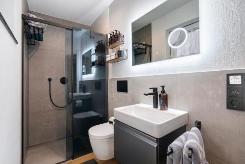 une salle de bain avec un lavabo et une douche dans l'établissement Wohnung Familienglück Nähe München, à Pfaffing