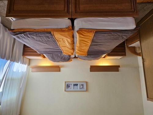 EpenwöhrdenにあるHaus Wiesenblickの天井に二段ベッド2組が備わる客室です。