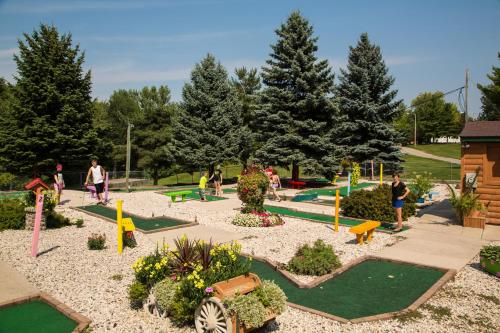 un grupo de personas jugando en un parque en Plymouth Rock Camping Resort Two-Bedroom Park Model 9, en Elkhart Lake