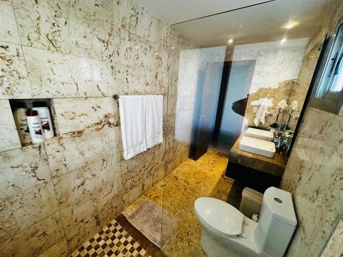 um banheiro com vaso sanitário e pia em Beach Front Luxury apartment Punta Cana L-101 em Punta Cana