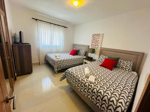 um quarto com duas camas e um sofá em Beach Front Luxury apartment Punta Cana L-101 em Punta Cana