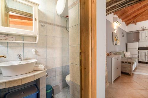 Koupelna v ubytování Koilada Family House 2