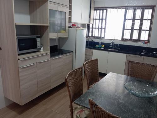 Η κουζίνα ή μικρή κουζίνα στο chacara paz no vale