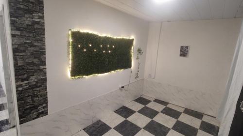 una stanza bianca con una siepe verde sul muro di House 1 room Gamá COP30 a Belém
