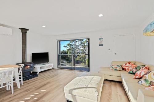 un soggiorno con un divano e una TV di Seahaven Views a Ventnor