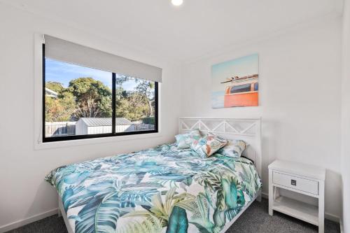 een slaapkamer met een bed en een raam bij Seahaven Views in Ventnor