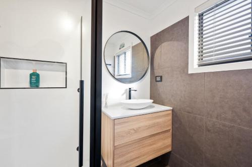 een badkamer met een wastafel en een spiegel bij Seahaven Views in Ventnor