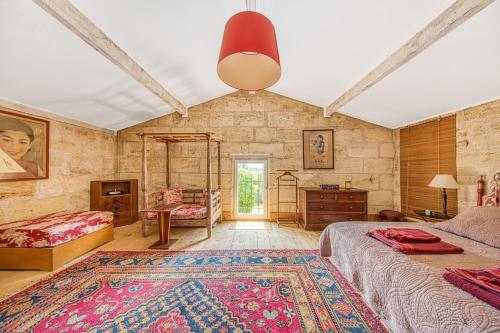 アルヴェルにあるBel en rougeのベッドルーム1室(ベッド2台、大きなラグ付)