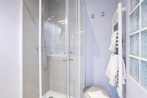 a bathroom with a shower and a toilet at Studio avec terrasse au calme in Concarneau