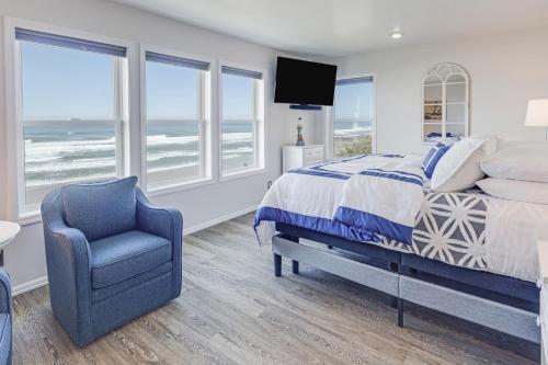 Postel nebo postele na pokoji v ubytování Ocean Front Home! Hot Tub! Stone's Throw