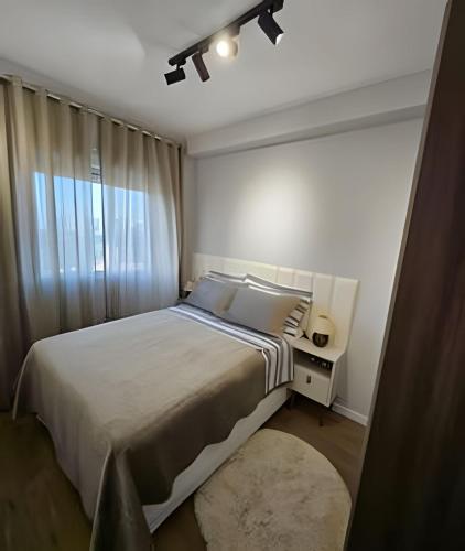 Una cama o camas en una habitación de Apartamento 5km de Alphaville com estacionamento
