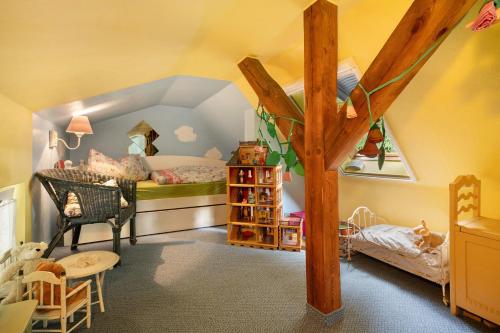 a small room with a bed and a tree in it at Quartier Sängerstadt in Finsterwalde