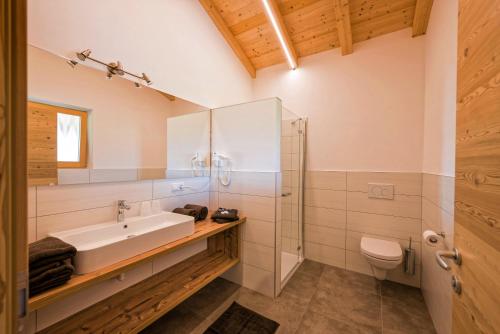 un baño con lavabo e inodoro en Chalet Schaller, en Tesimo