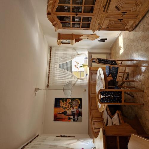 um quarto com uma escada com tectos em madeira em Ferienwohnung Mawitha em Roth