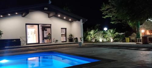 una piscina davanti a una casa di notte di Villa RM a Ivišovo Greblje