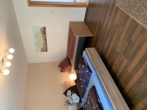 - un escalier dans une maison avec une balustrade en bois dans l'établissement Ferienwohnung Ödbach mit Terrasse, à Konzell