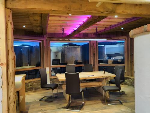 a conference room with a wooden table and chairs at Alpenchalets Weissenbacher-Fuchsbau in Tamsweg