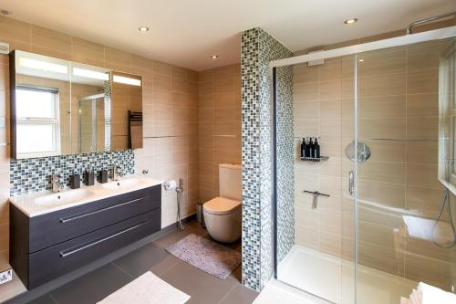 ein Badezimmer mit Toilette, Waschbecken und Dusche in der Unterkunft The Shakespeare -5Bed 3Bath in Ealing