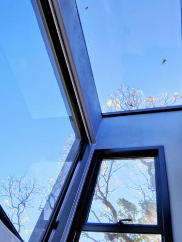 una finestra in una stanza con alberi sullo sfondo di CabanasLauritaBG a Bento Gonçalves